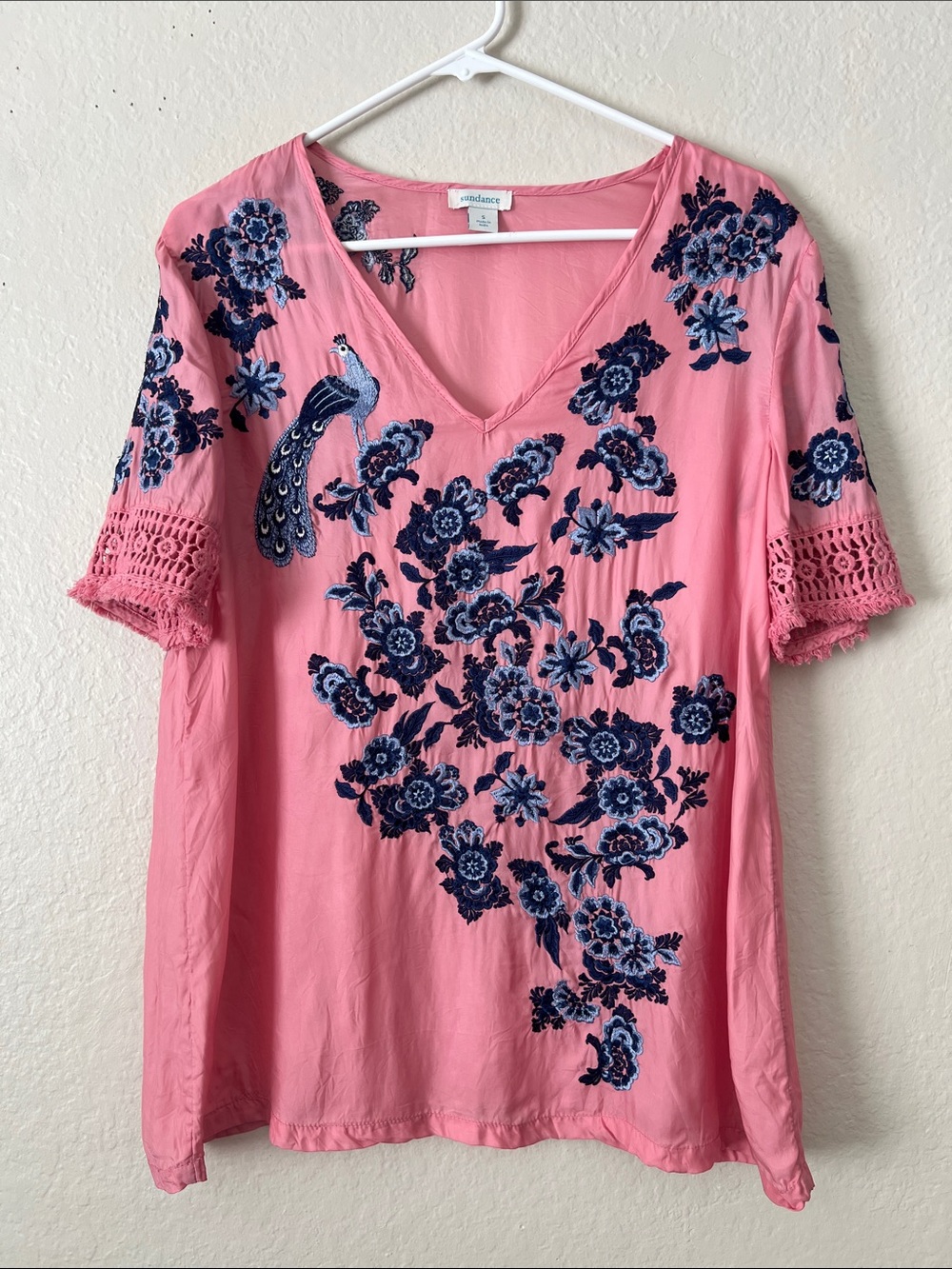 Like New! SUNDANCE Embroidered Pink V-Neck Top Navy Floral Detail S